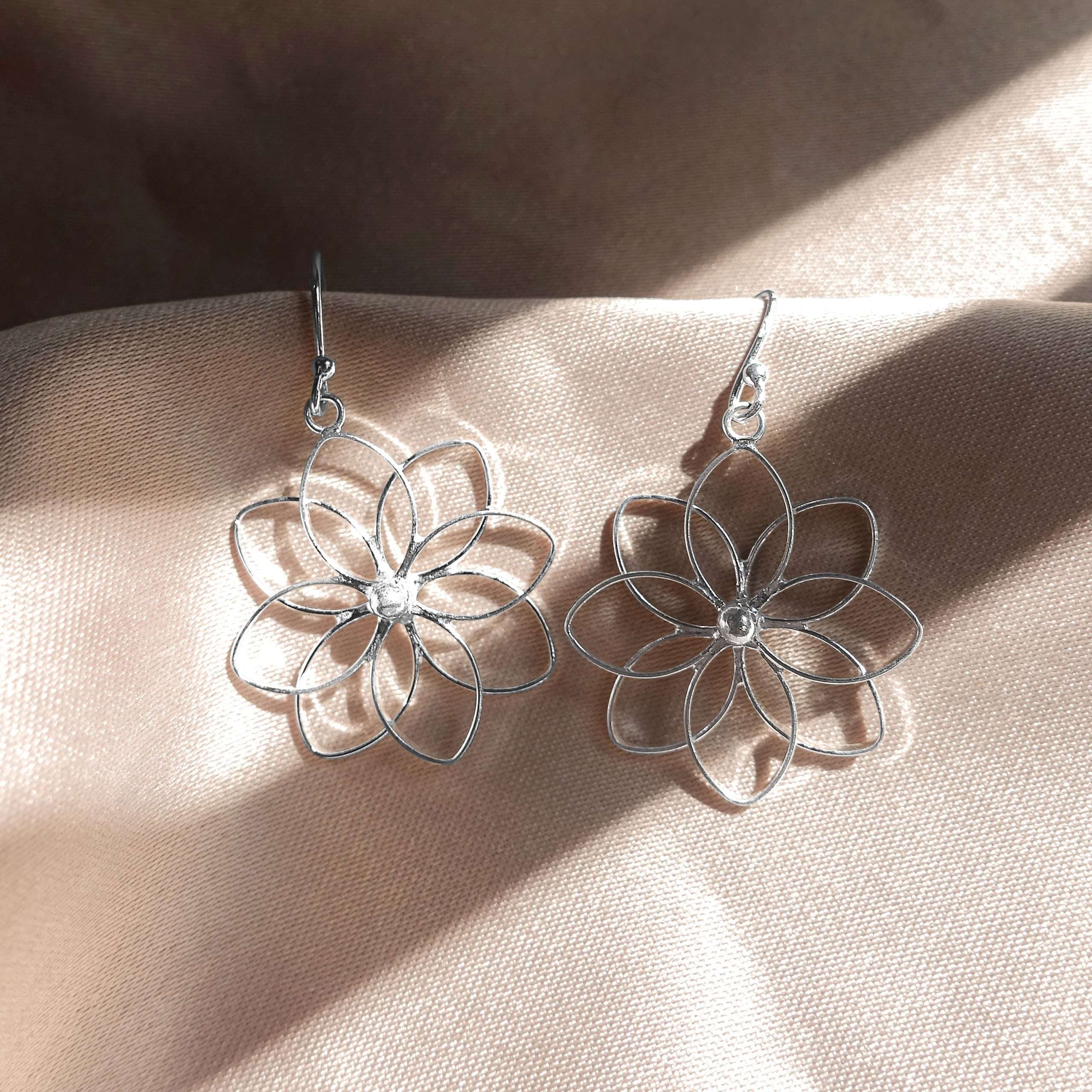 23450<br>earring 8 petal flower - Image 2