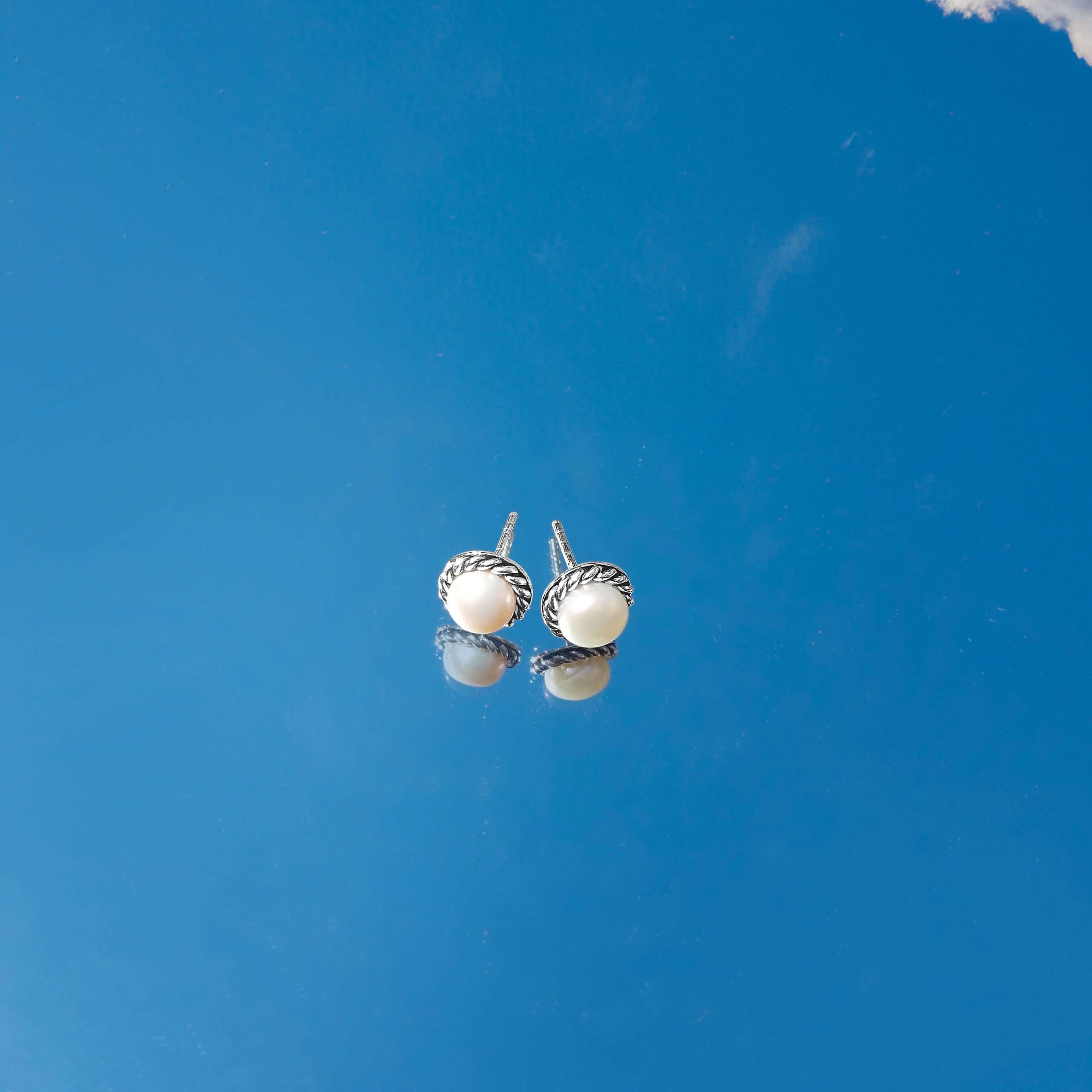 23954<br>ear stud freshwater pearl set in rope - Image 2