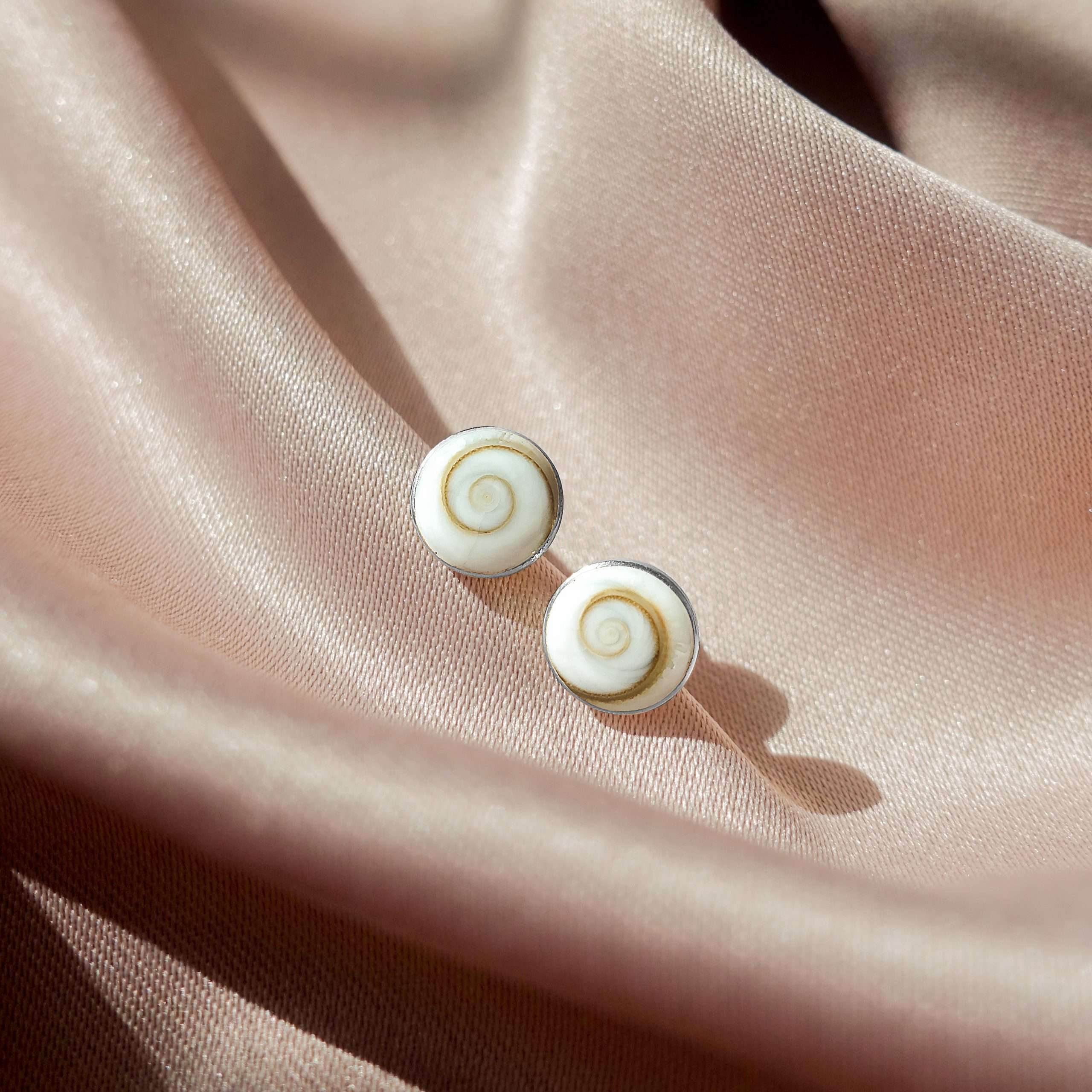 25612<br>ear stud Shiva shell sm rd - Image 2
