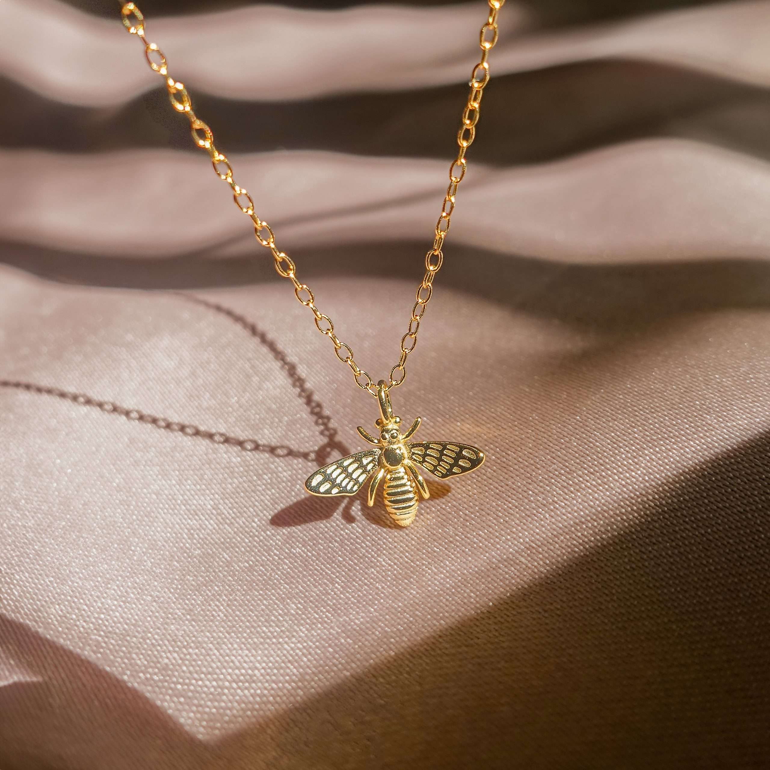 95002 necklace  bee on cable chain 16"+2" ext  - 18K GP .925 - Image 2