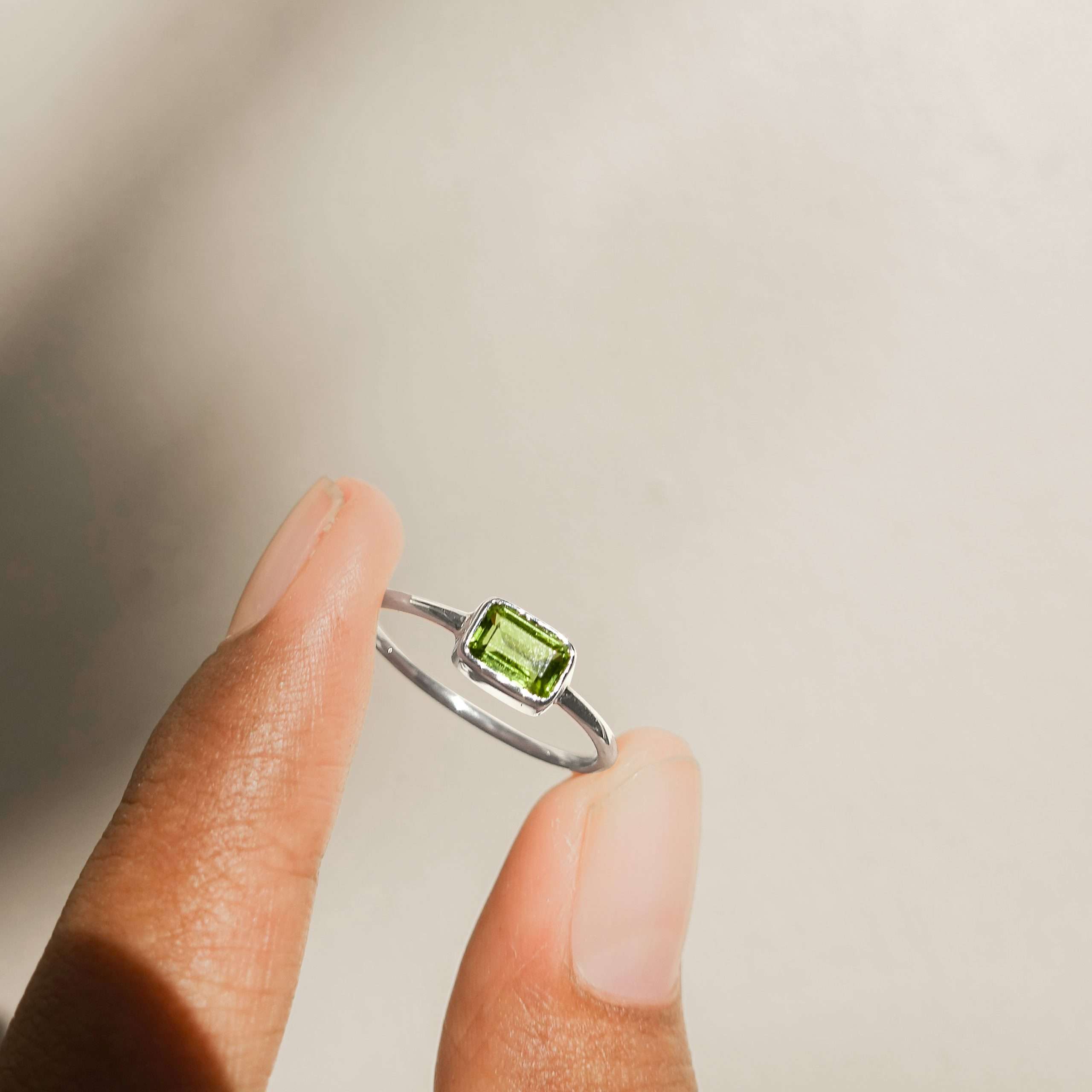 13507-PE<br>ring thin band w/ 4X6 rectangular stone Peridot - Image 3