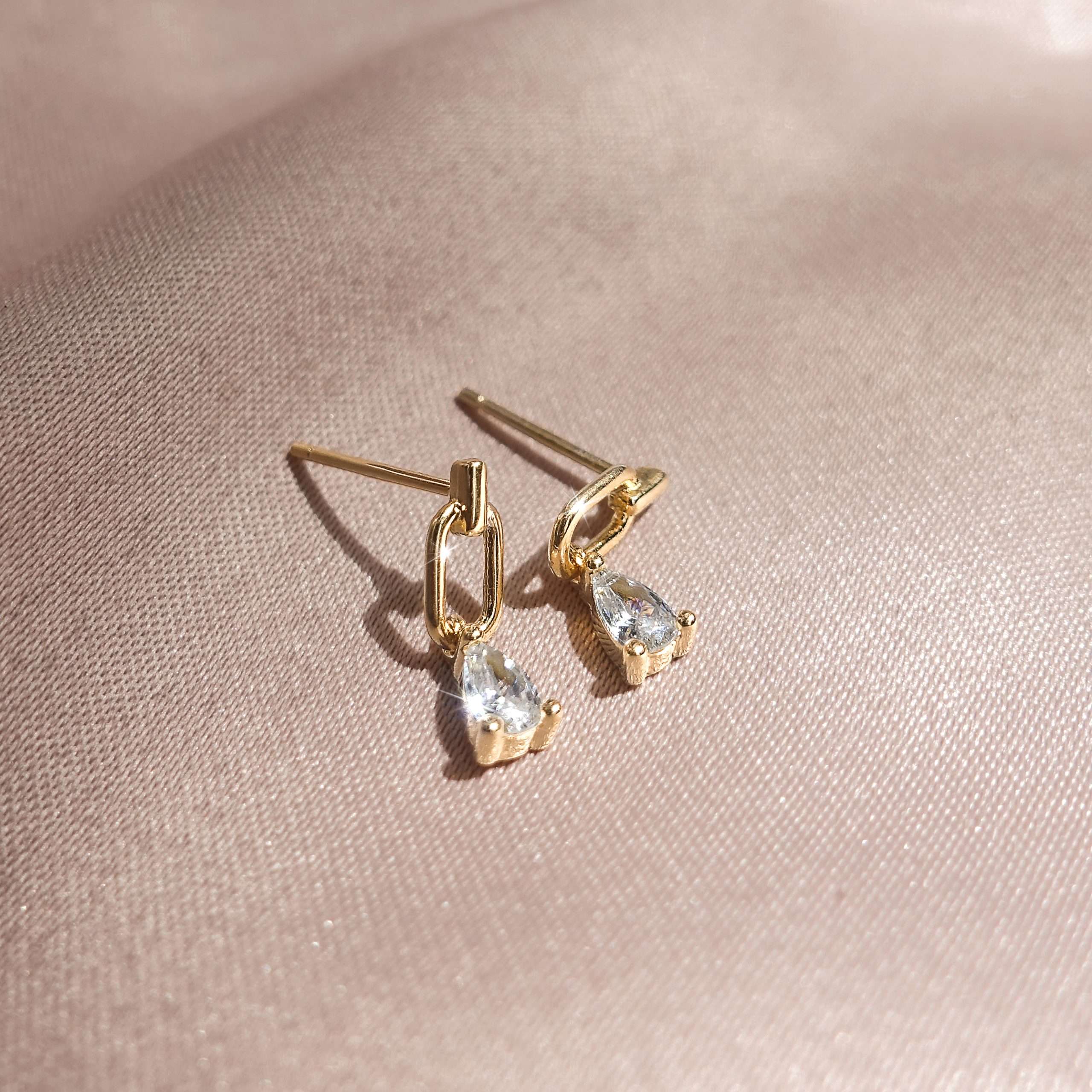 92167 <br> ear stud waterdrop w/ sparkling CZ .925 Gold Plated - Image 2