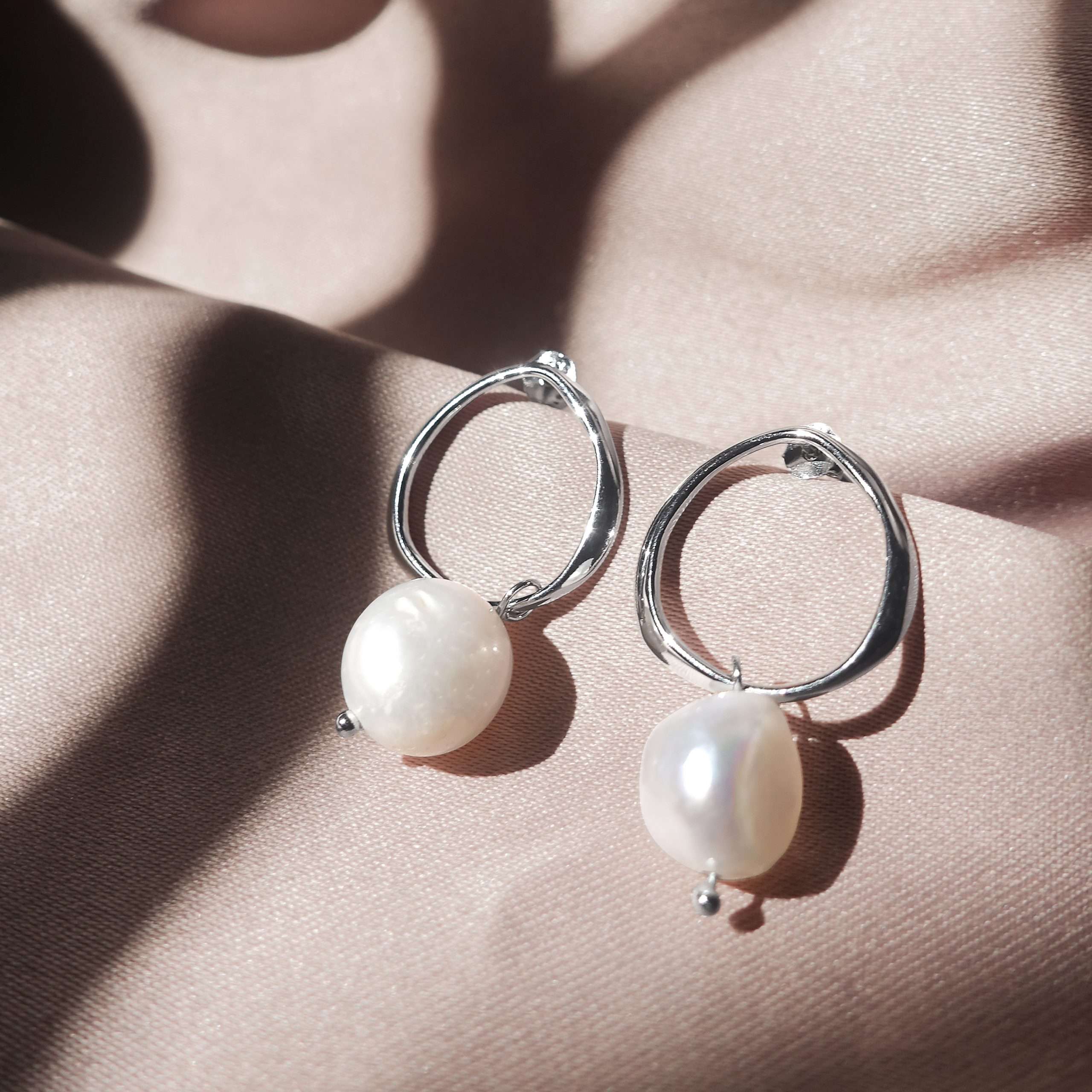 23514 <br> ear stud circle w/ baroque freshwater pearl RP - Image 2