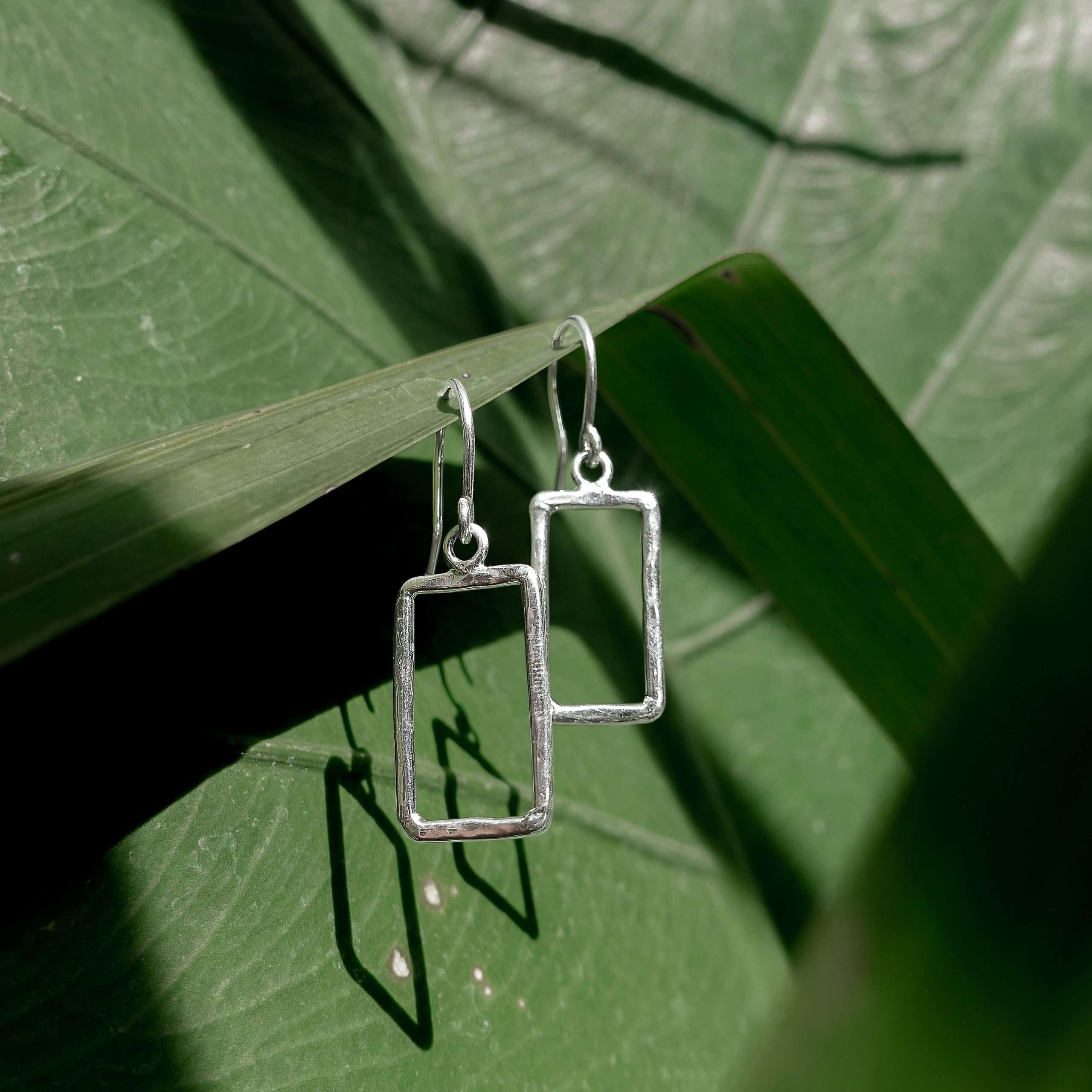 23011 <br> earring hammered open rectangle - Image 2