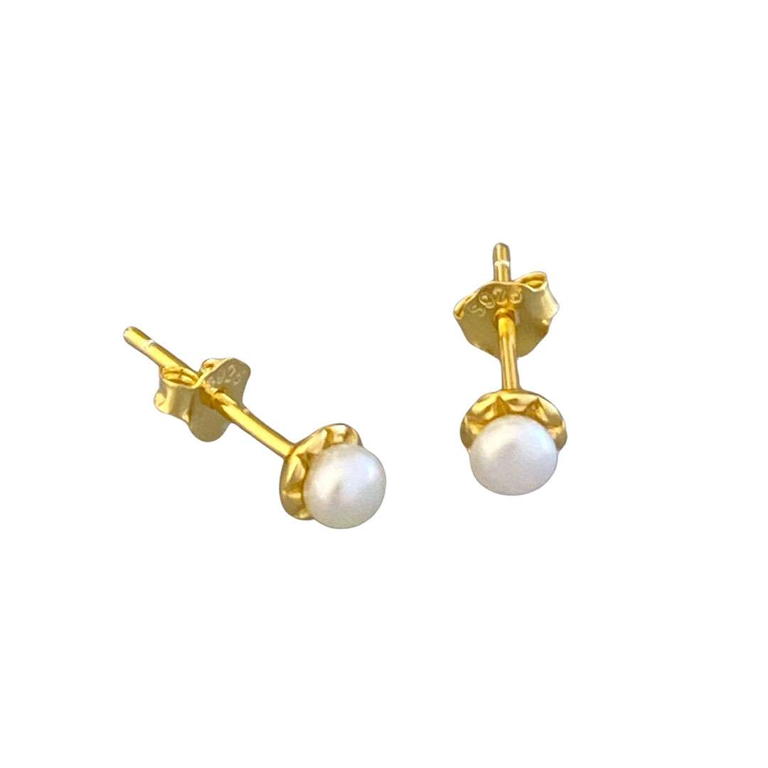 92149 <br> ear stud tiny freshwater pearl in beaded cup .925 Gold Plated - Image 1