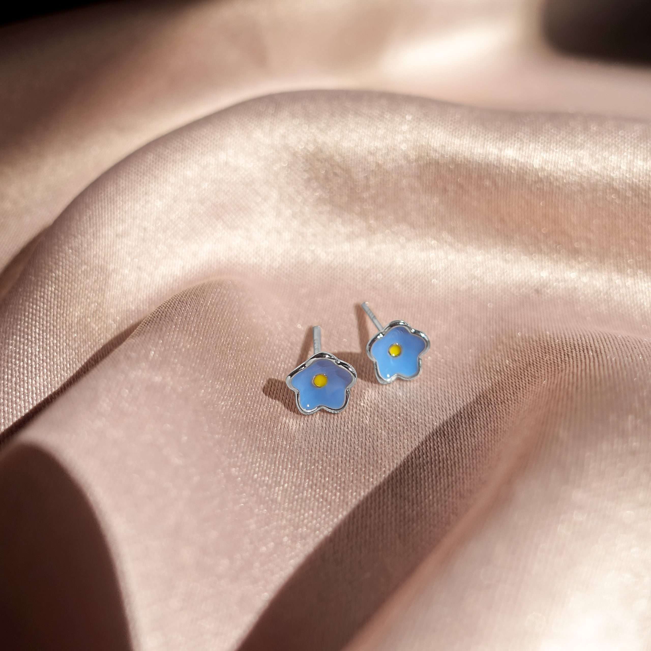 23146 <br> RP ear stud enamel flower 3 pairs - white, pink, blue - Image 3