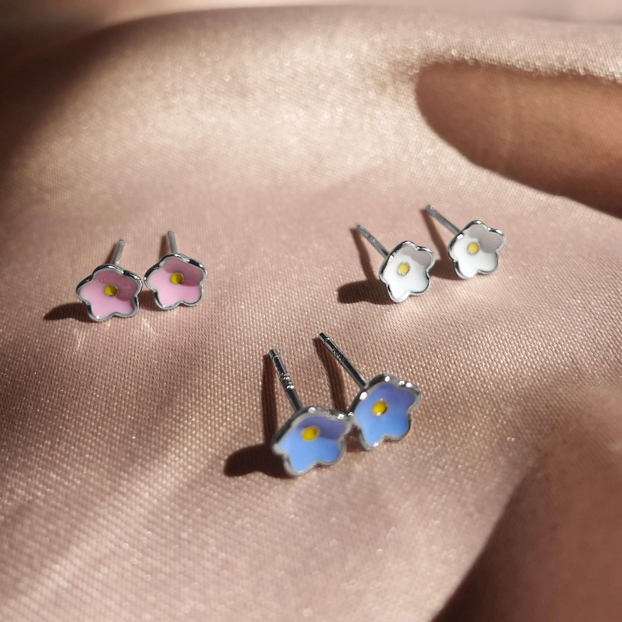 23146 <br> RP ear stud enamel flower 3 pairs - white, pink, blue - Image 2