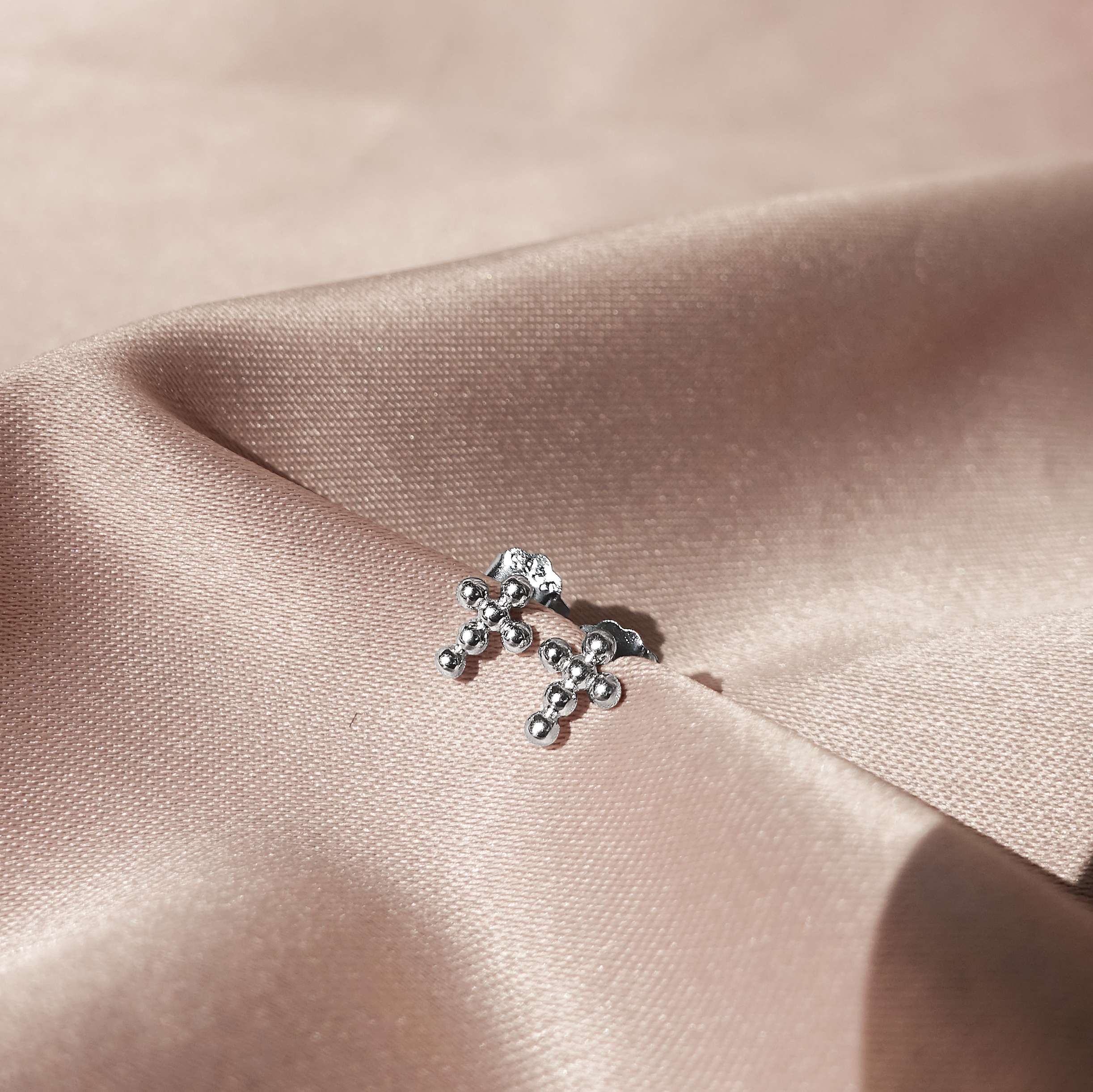 23145 <br> ear stud beaded mini cross .925  RP - Image 2