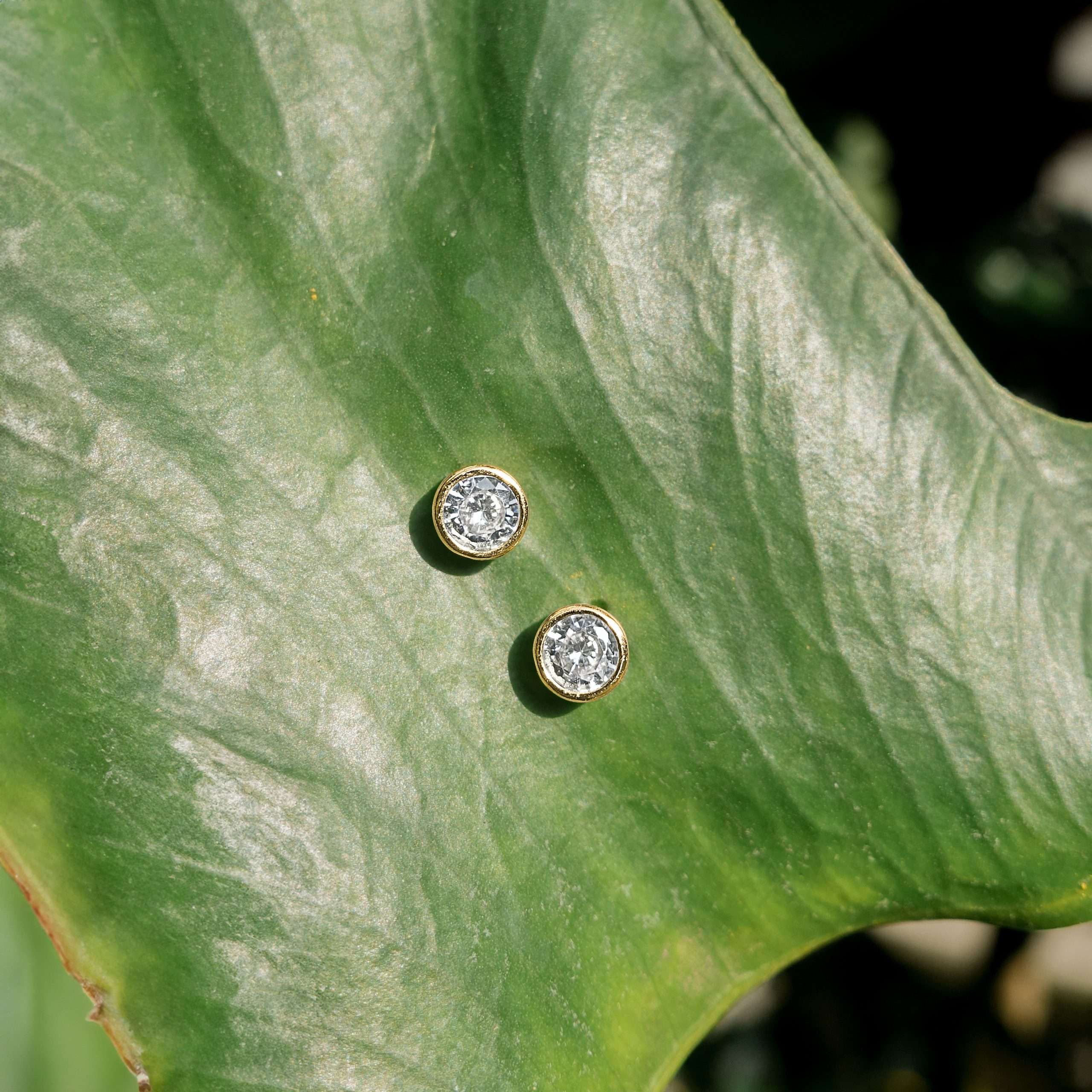 92193 <br> ear stud bezel set 4mm CZ .925 GOLD PLATED - Image 2