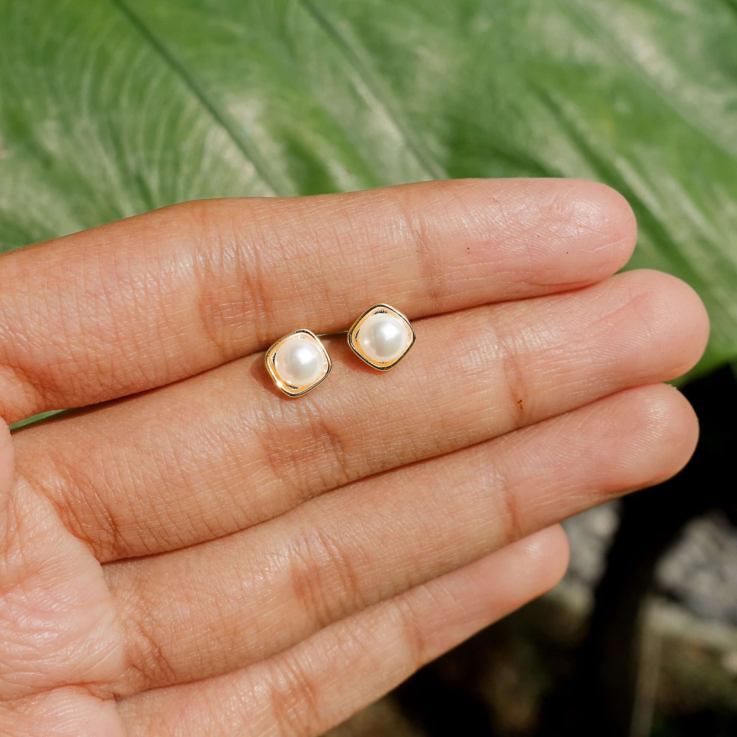 92216 <br> ear stud 5mm shell pearl in square frame .925 Gold Plated - Image 3