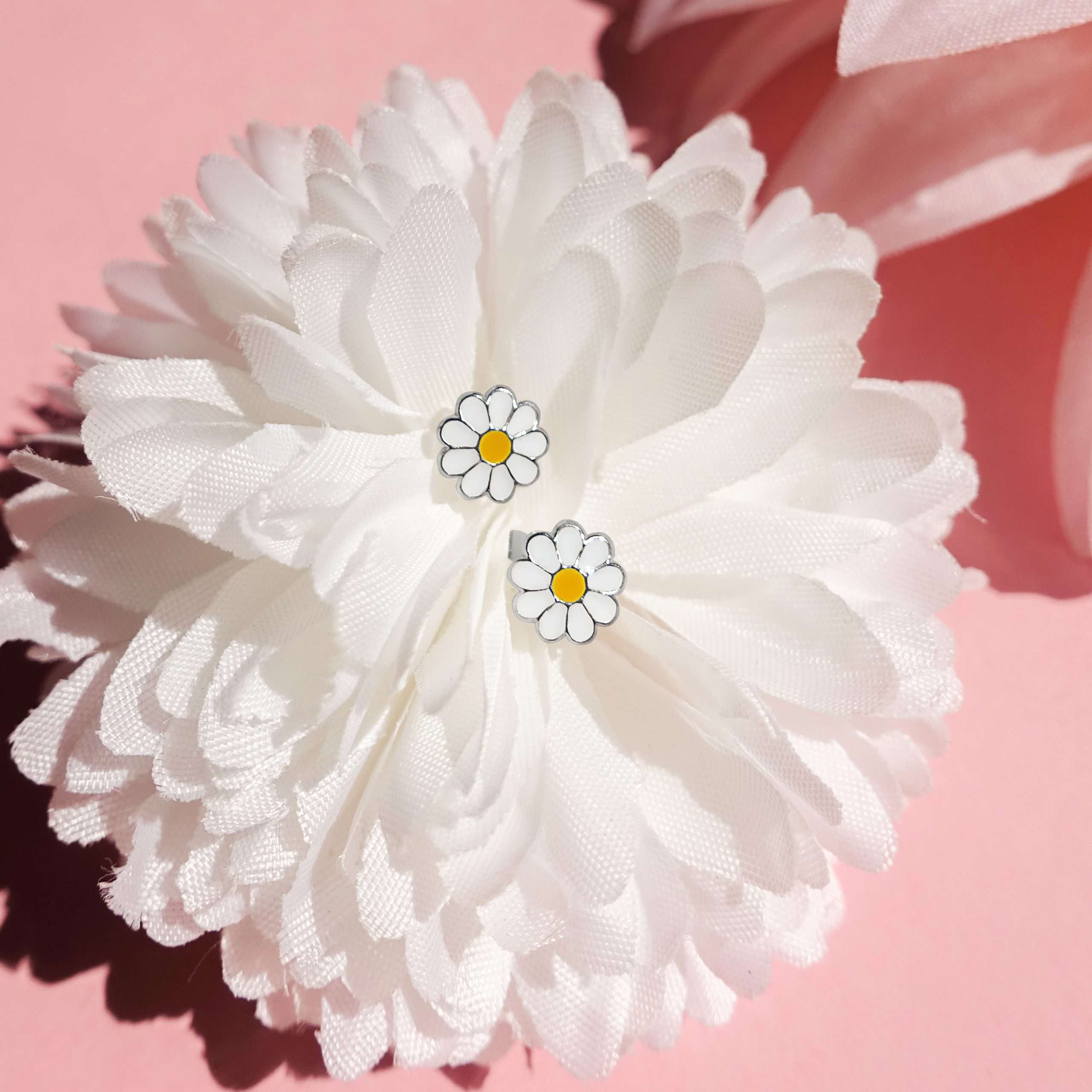 28014 <br> ear stud 7x7 enamel daisy .925 E-coat - Image 2