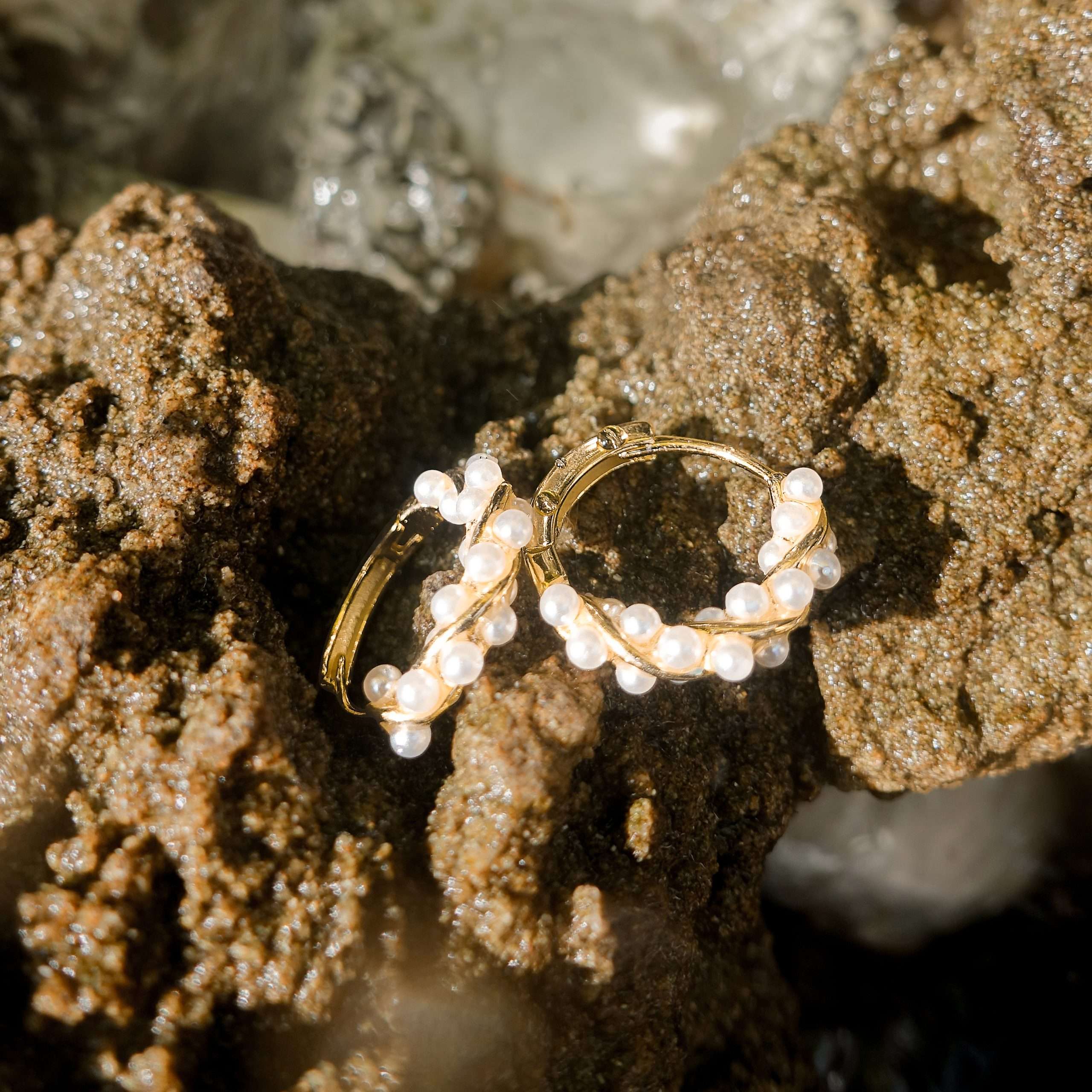 92237 <br> earring twisted pearl huggie .925 goldplated - Image 3