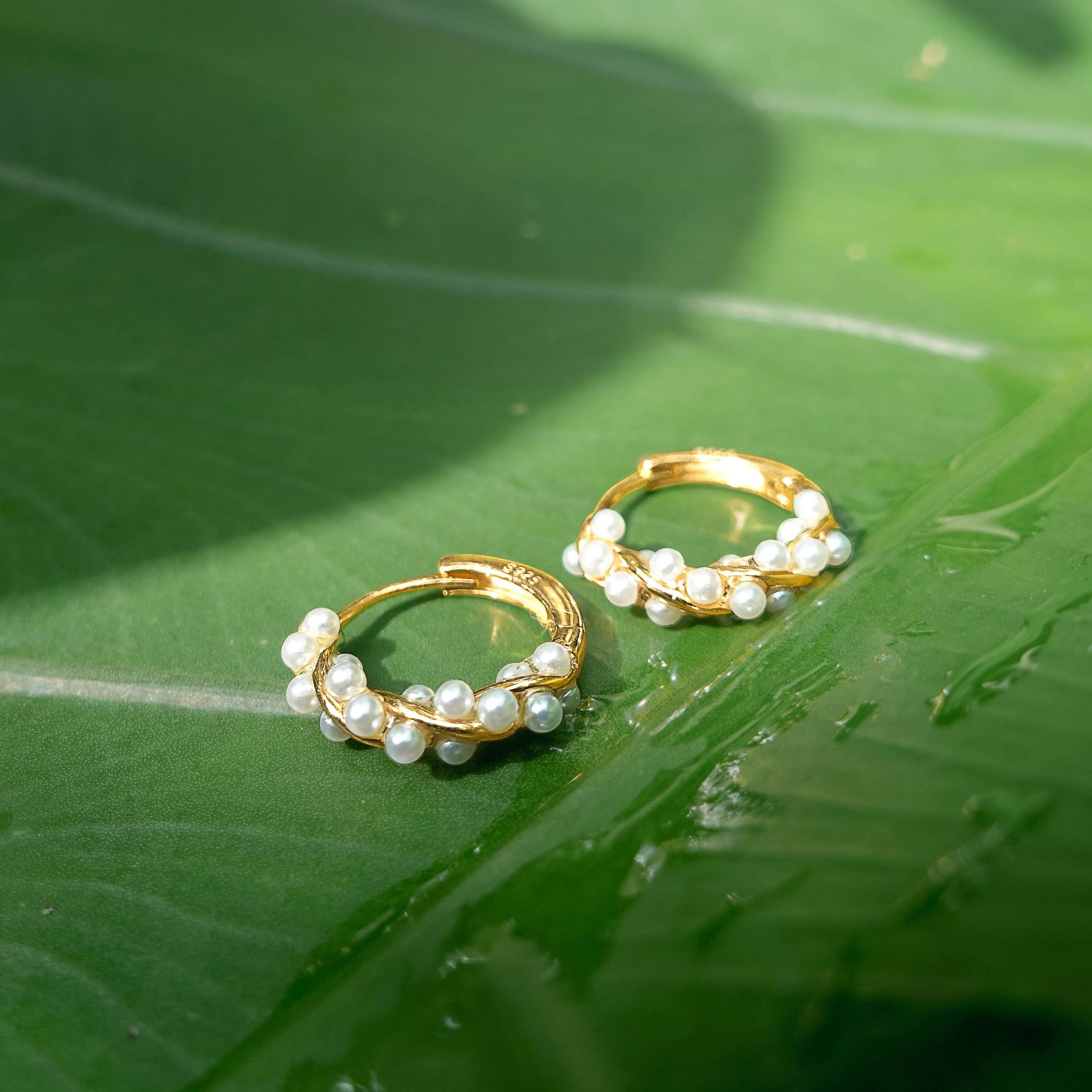 92237 <br> earring twisted pearl huggie .925 goldplated - Image 4