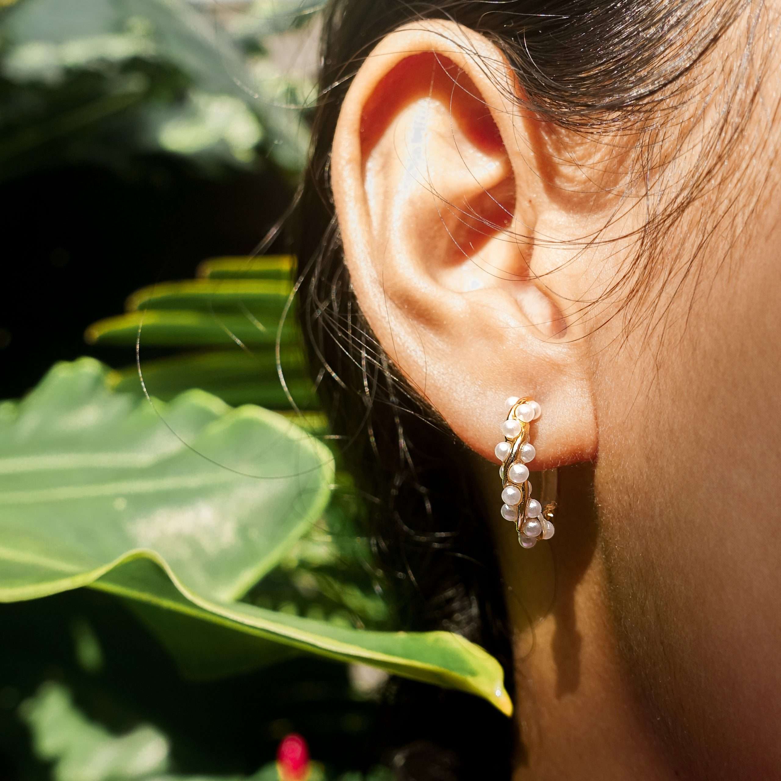 92237 <br> earring twisted pearl huggie .925 goldplated - Image 2
