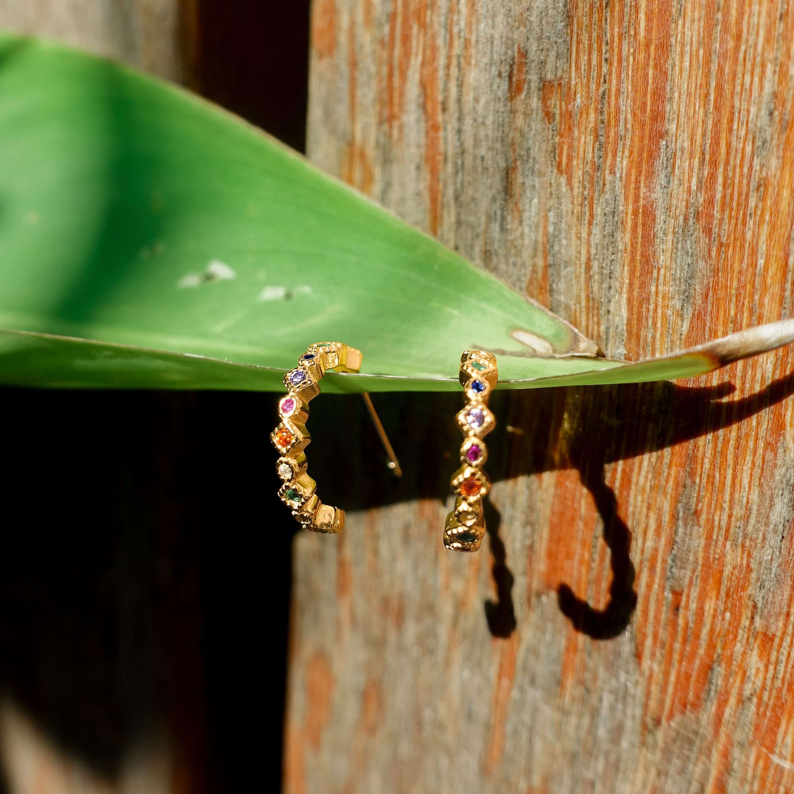 92229 <br> earring C shape w/ asst shape rainbow CZ's .925 goldplated - Image 3