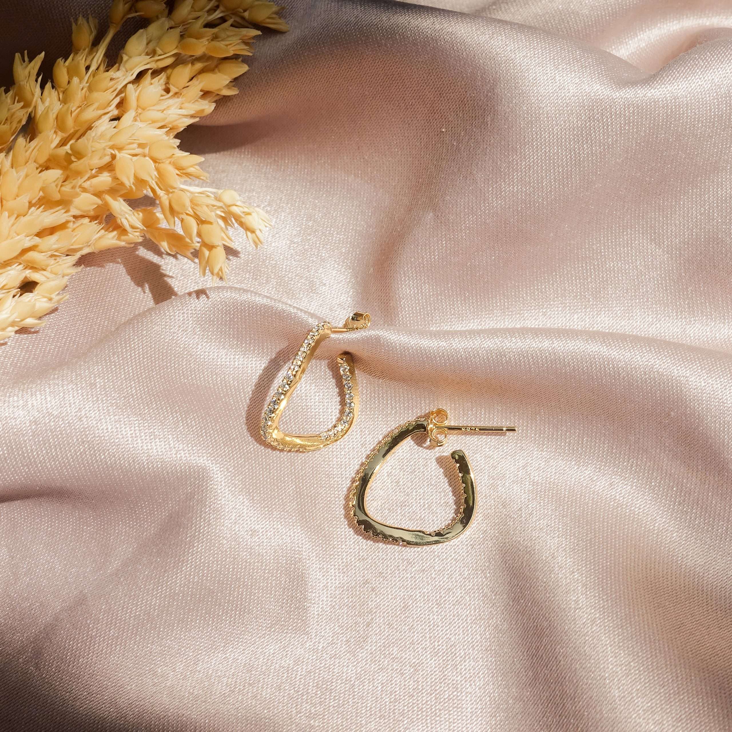Close-Out-92255 <br> earring wavy hoop w/ CZ's .925 goldplated - Image 3