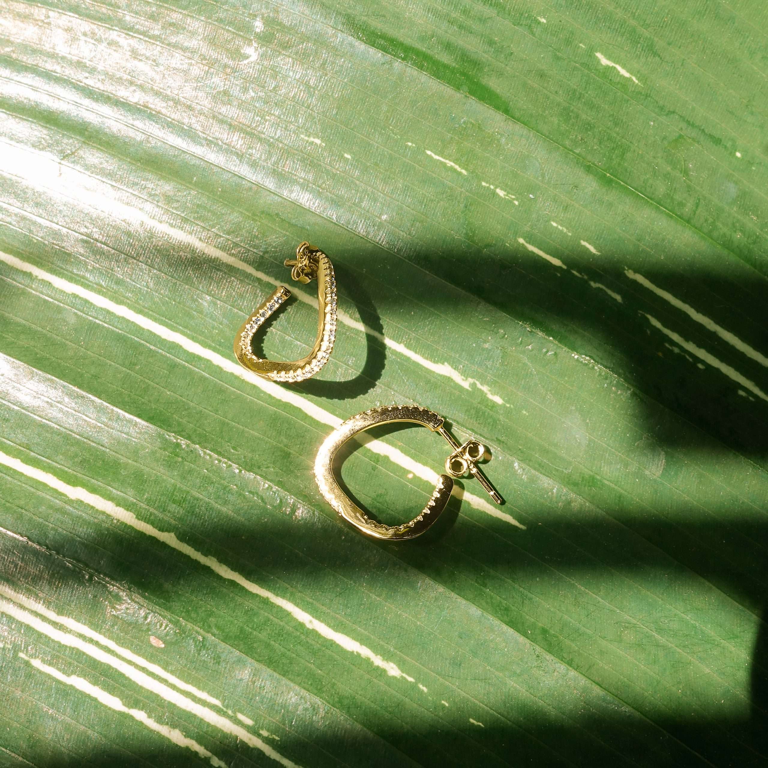 Close-Out-92255 <br> earring wavy hoop w/ CZ's .925 goldplated - Image 4