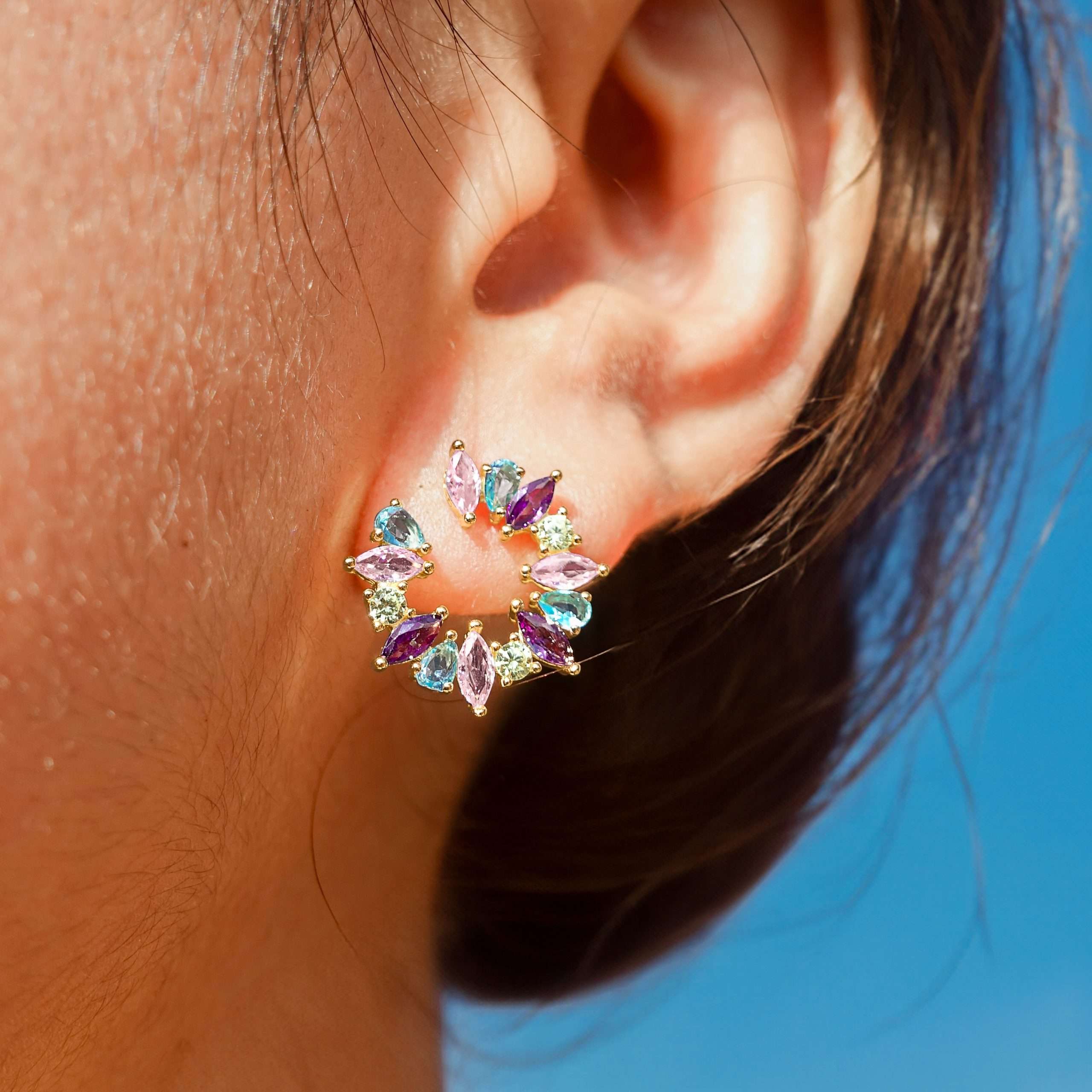 Close-Out-92250 <br> ear stud open wreath w/ pastel CZ's .925 goldplated - Image 2