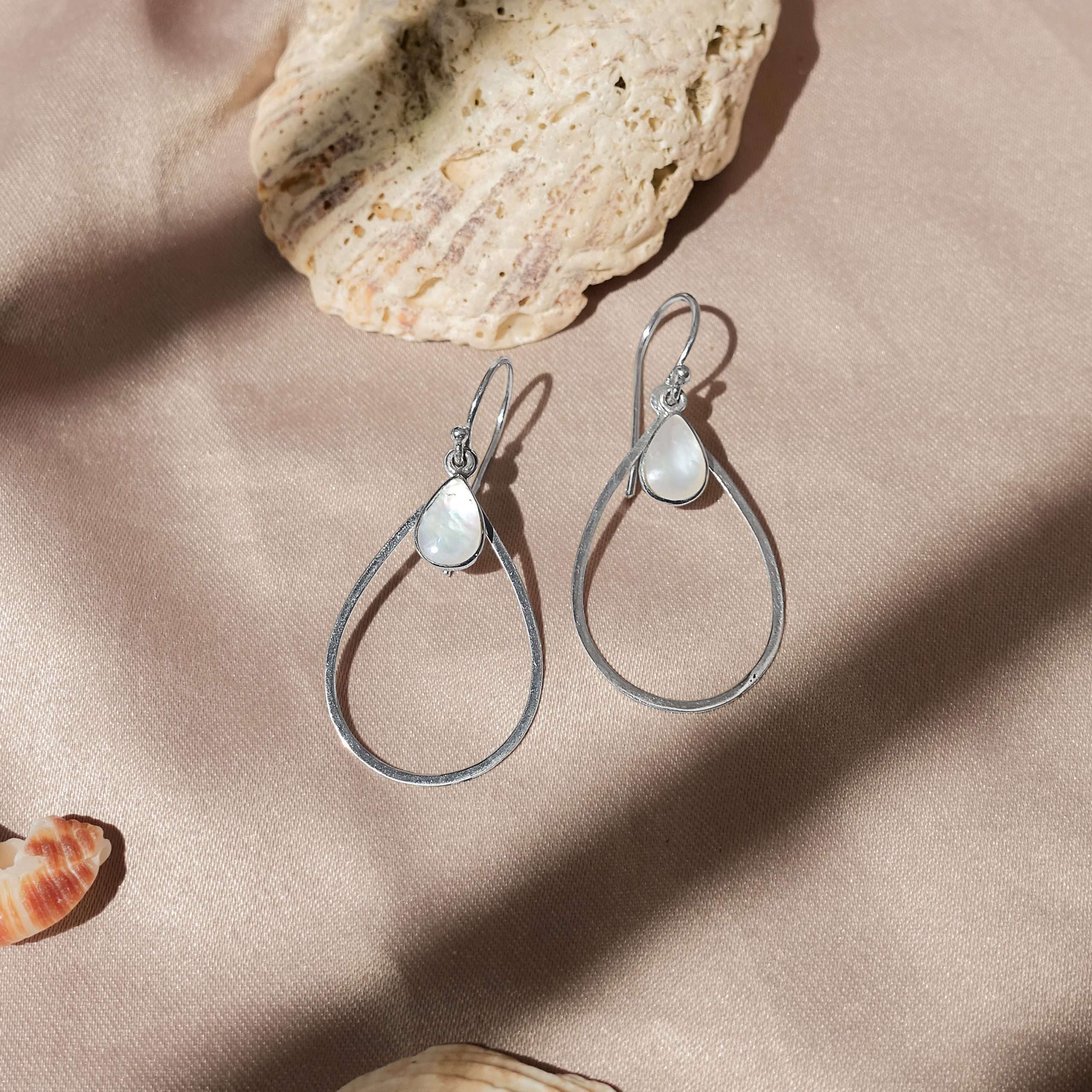 Close-Out-25443 <br> earring teardrop w/ MOP teardrop .925 - Image 3