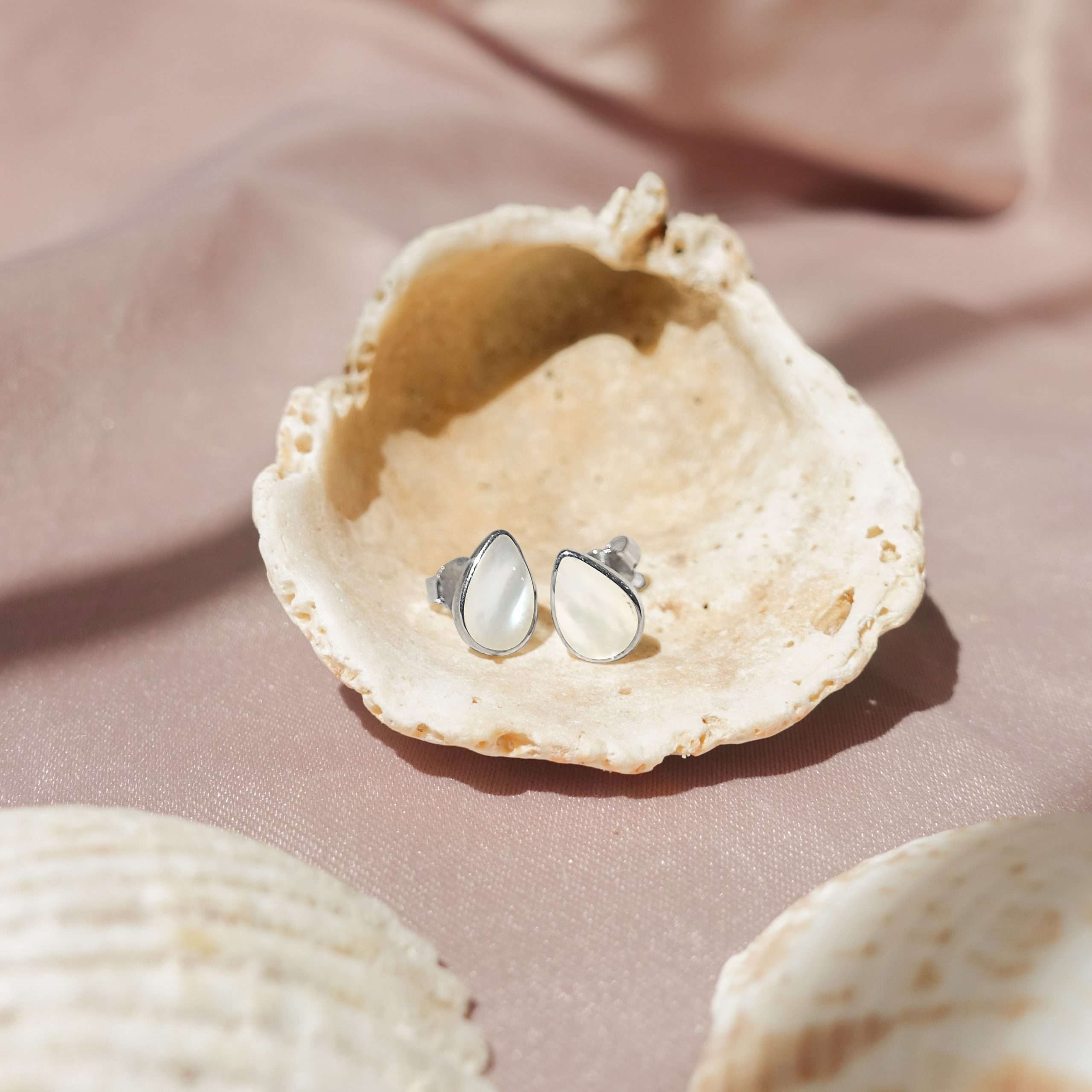 Close-Out-25446 <br> ear stud MOP teardrop .925 - Image 3