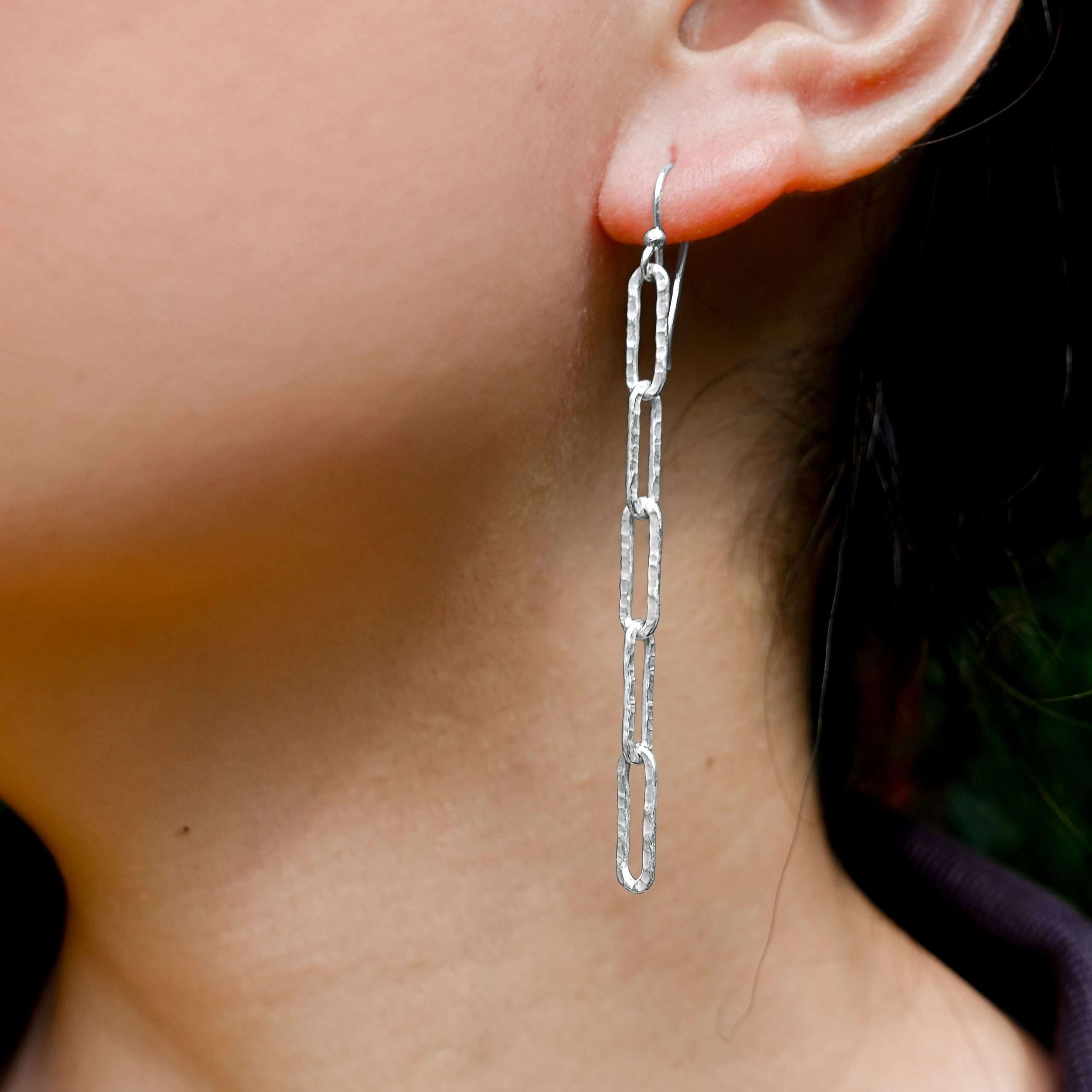 26110 <br> earring hammered chain link - Image 2