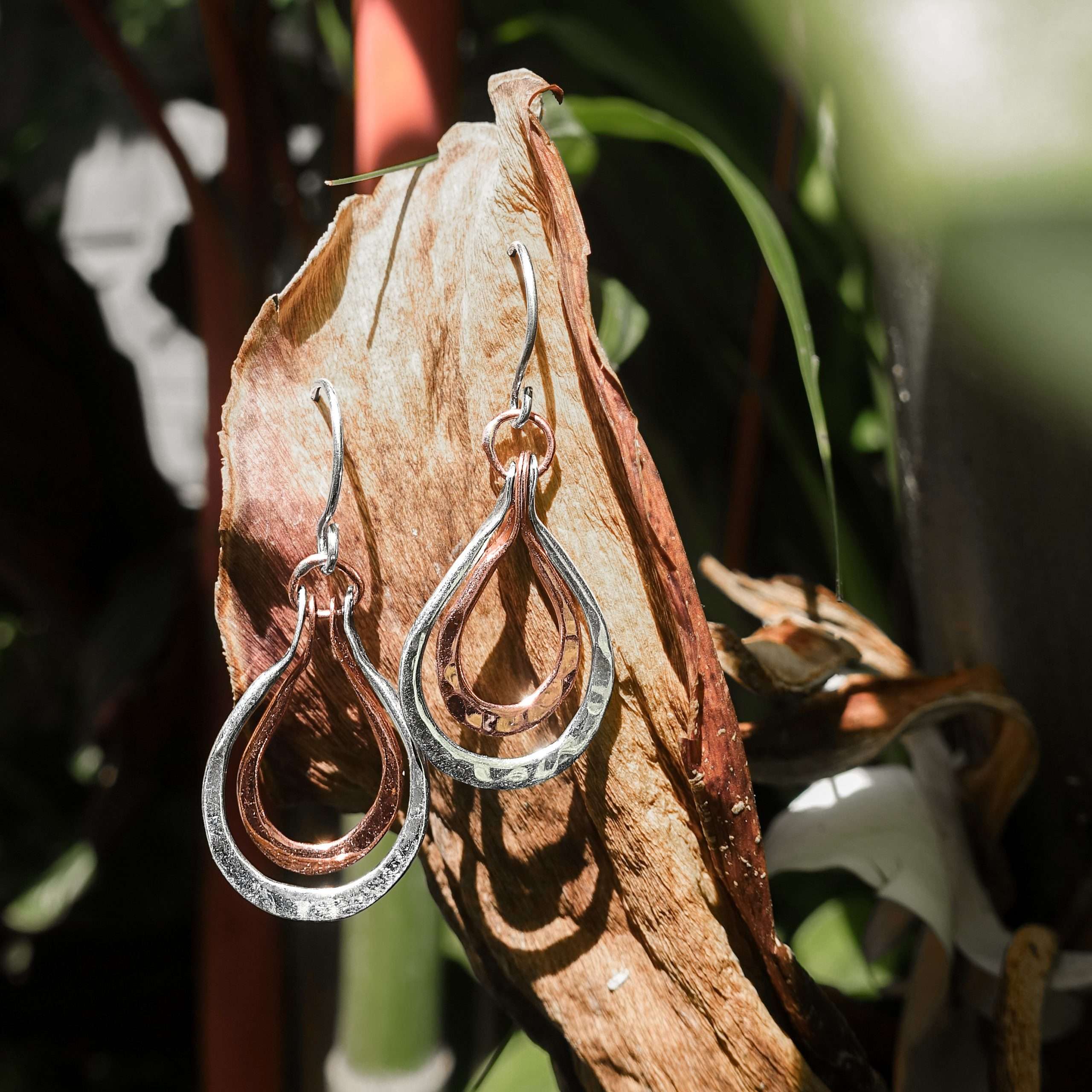 Close-Out-23023 <br> earring double teardrop hammered silver/Copper - Image 3