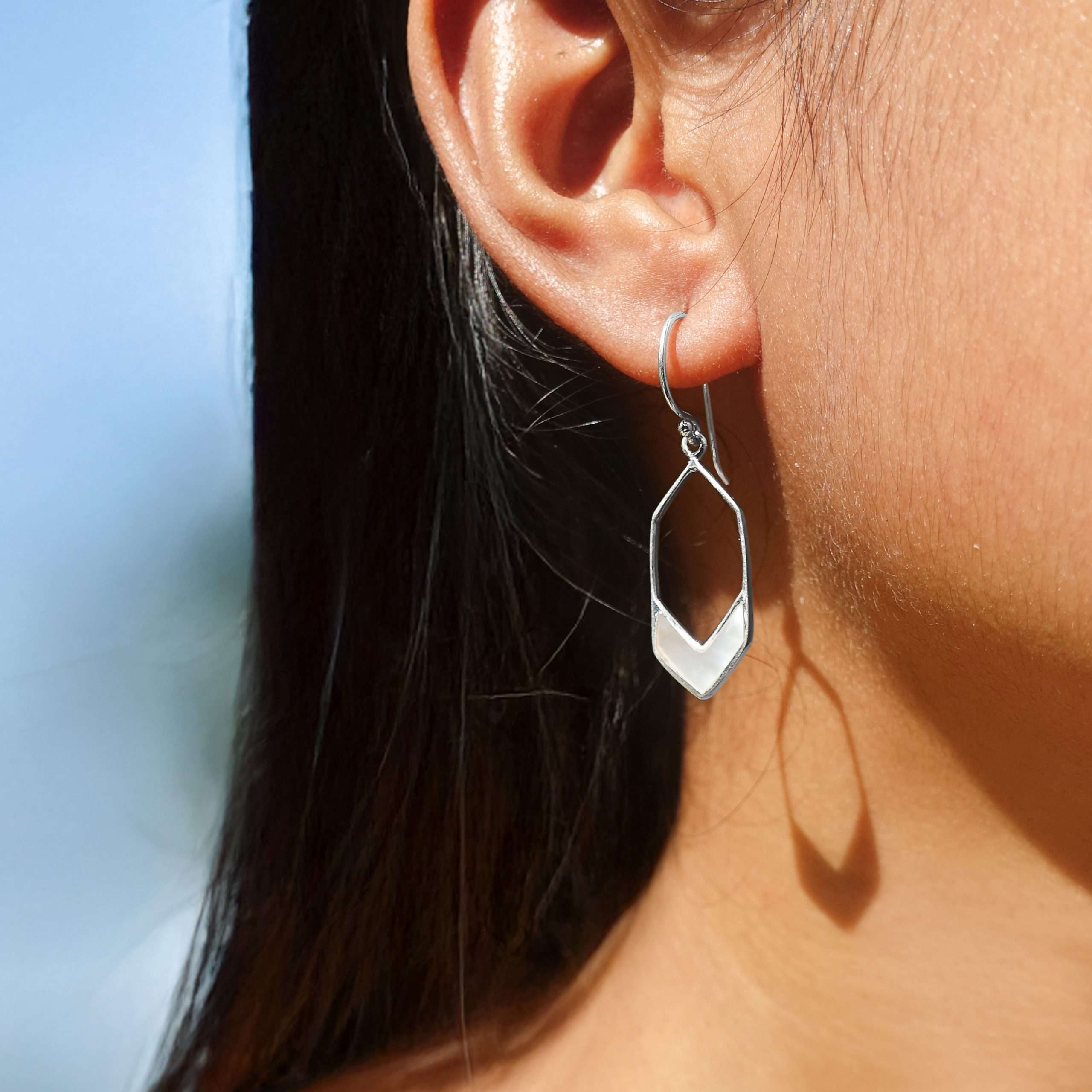 24059 <br> earring long hexagon MOP - Image 2