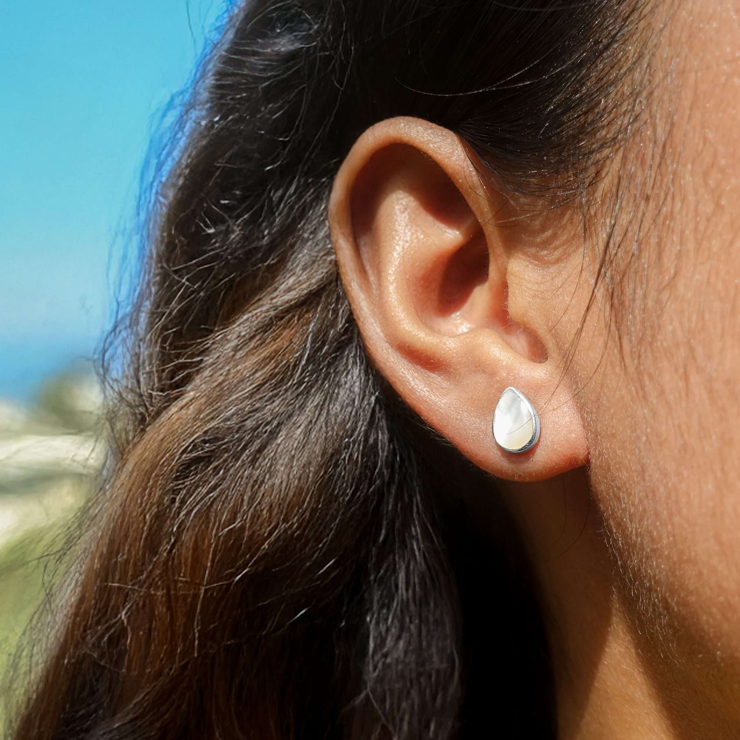 Close-Out-25446 <br> ear stud MOP teardrop .925 - Image 2