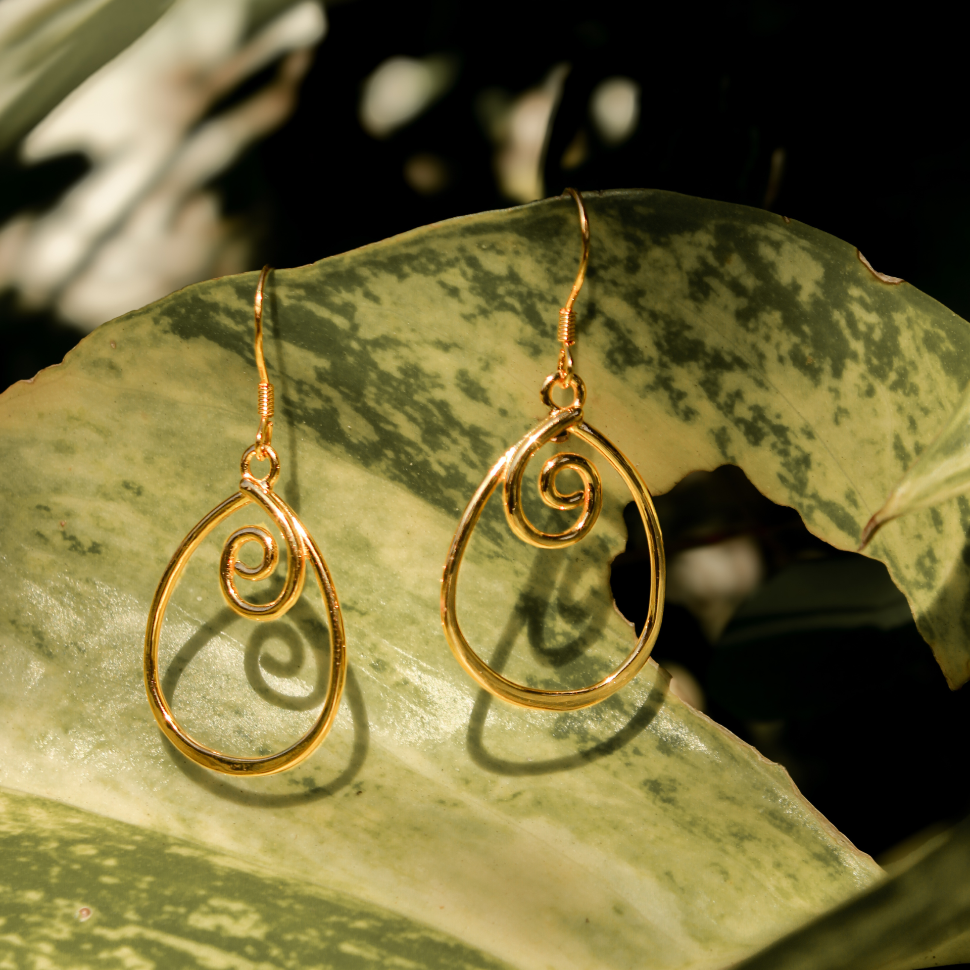 Close-Out-92293<br>earring w/ swirl - Image 4