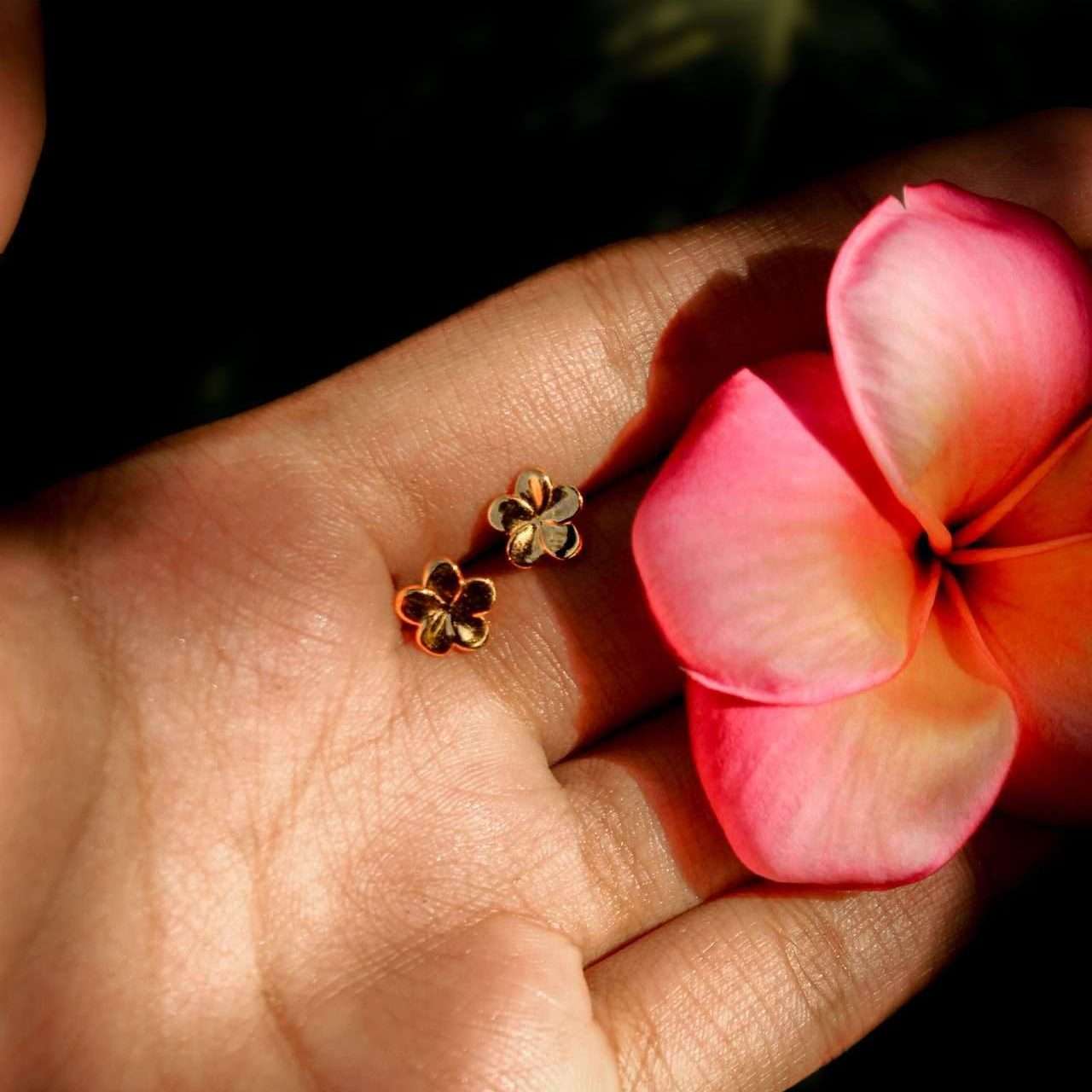92284<br>ear stud 8mm Plumeria flower  .925 GP  E-coat - Image 2
